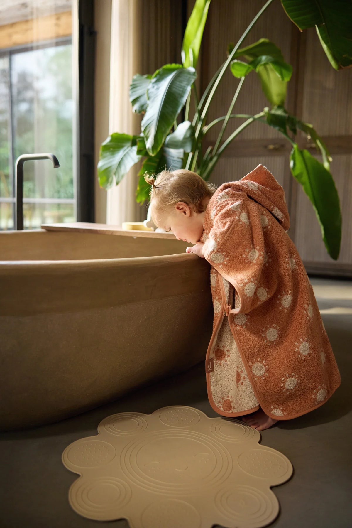 Bébé s’amuse et reste en sécurité avec le tapis de bain silicone Sun Sand. Antidérapant, durable et facile à nettoyer, parfait pour les moments de bain dès la naissance.