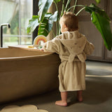 Bébé s’amuse et reste en sécurité avec le tapis de bain silicone Sun Sand. Antidérapant, durable et facile à nettoyer, parfait pour les moments de bain dès la naissance.