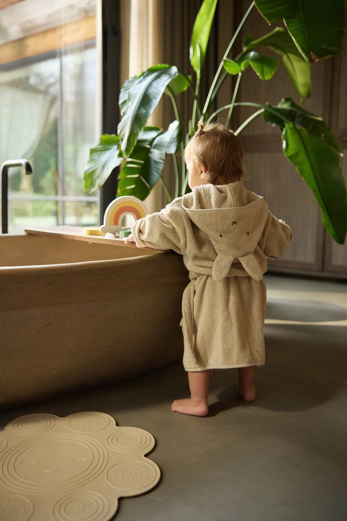 Bébé s’amuse et reste en sécurité avec le tapis de bain silicone Sun Sand. Antidérapant, durable et facile à nettoyer, parfait pour les moments de bain dès la naissance.