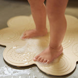 Bébé s’amuse et reste en sécurité avec le tapis de bain silicone Sun Sand. Antidérapant, durable et facile à nettoyer, parfait pour les moments de bain dès la naissance.