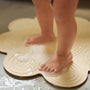 Bébé s’amuse et reste en sécurité avec le tapis de bain silicone Sun Sand. Antidérapant, durable et facile à nettoyer, parfait pour les moments de bain dès la naissance.