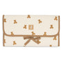 Découvrez le tapis à langer nomade Mini Teddy Bear : idéal pour changer bébé partout, compact, confortable et facile à nettoyer. Un indispensable pour les sorties et la valise maternité !