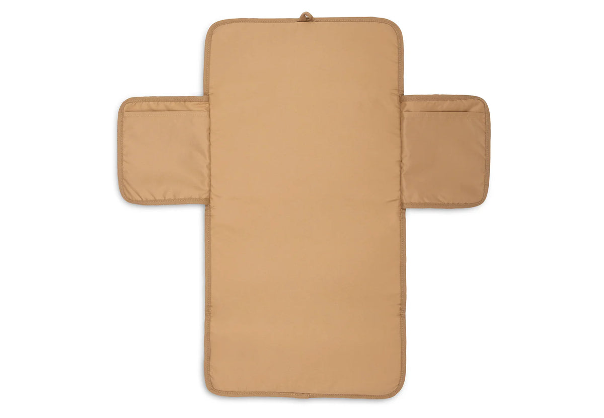 Découvrez le tapis à langer nomade Mini Teddy Bear : idéal pour changer bébé partout, compact, confortable et facile à nettoyer. Un indispensable pour les sorties et la valise maternité !