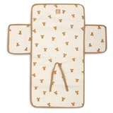 Découvrez le tapis à langer nomade Mini Teddy Bear : idéal pour changer bébé partout, compact, confortable et facile à nettoyer. Un indispensable pour les sorties et la valise maternité !