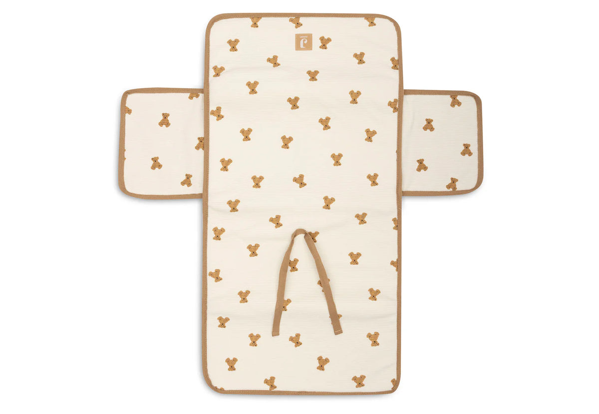 Découvrez le tapis à langer nomade Mini Teddy Bear : idéal pour changer bébé partout, compact, confortable et facile à nettoyer. Un indispensable pour les sorties et la valise maternité !