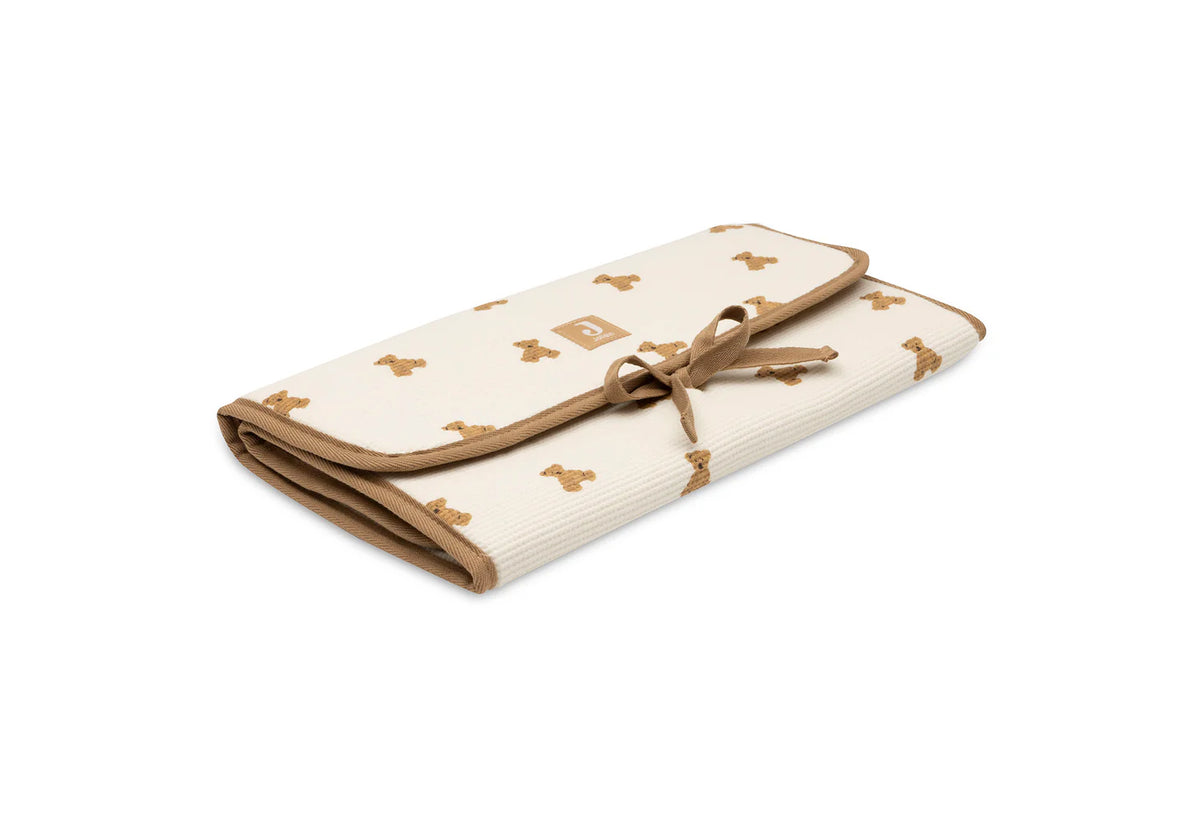 Découvrez le tapis à langer nomade Mini Teddy Bear : idéal pour changer bébé partout, compact, confortable et facile à nettoyer. Un indispensable pour les sorties et la valise maternité !