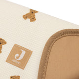 Découvrez le tapis à langer nomade Mini Teddy Bear : idéal pour changer bébé partout, compact, confortable et facile à nettoyer. Un indispensable pour les sorties et la valise maternité !