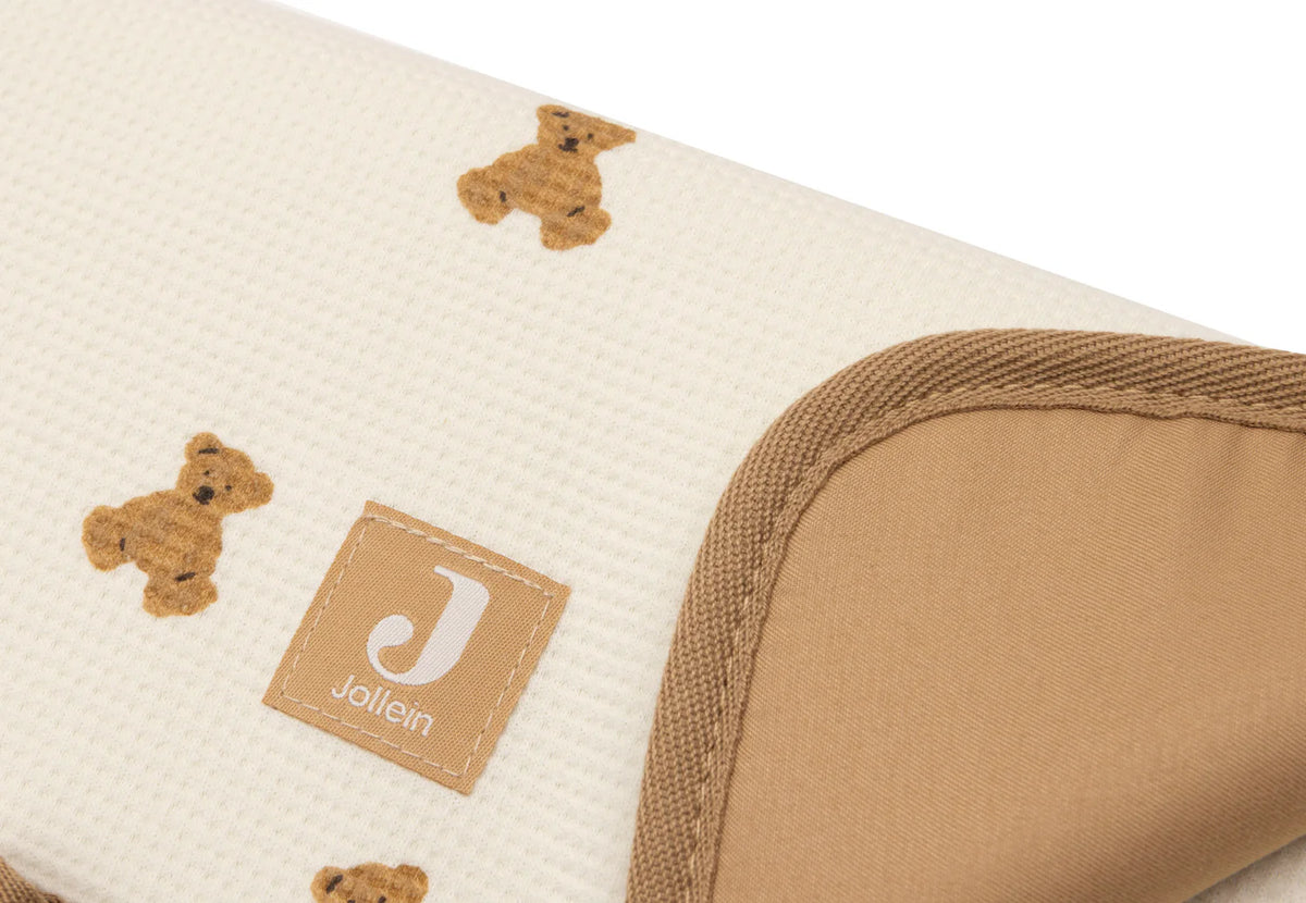 Découvrez le tapis à langer nomade Mini Teddy Bear : idéal pour changer bébé partout, compact, confortable et facile à nettoyer. Un indispensable pour les sorties et la valise maternité !