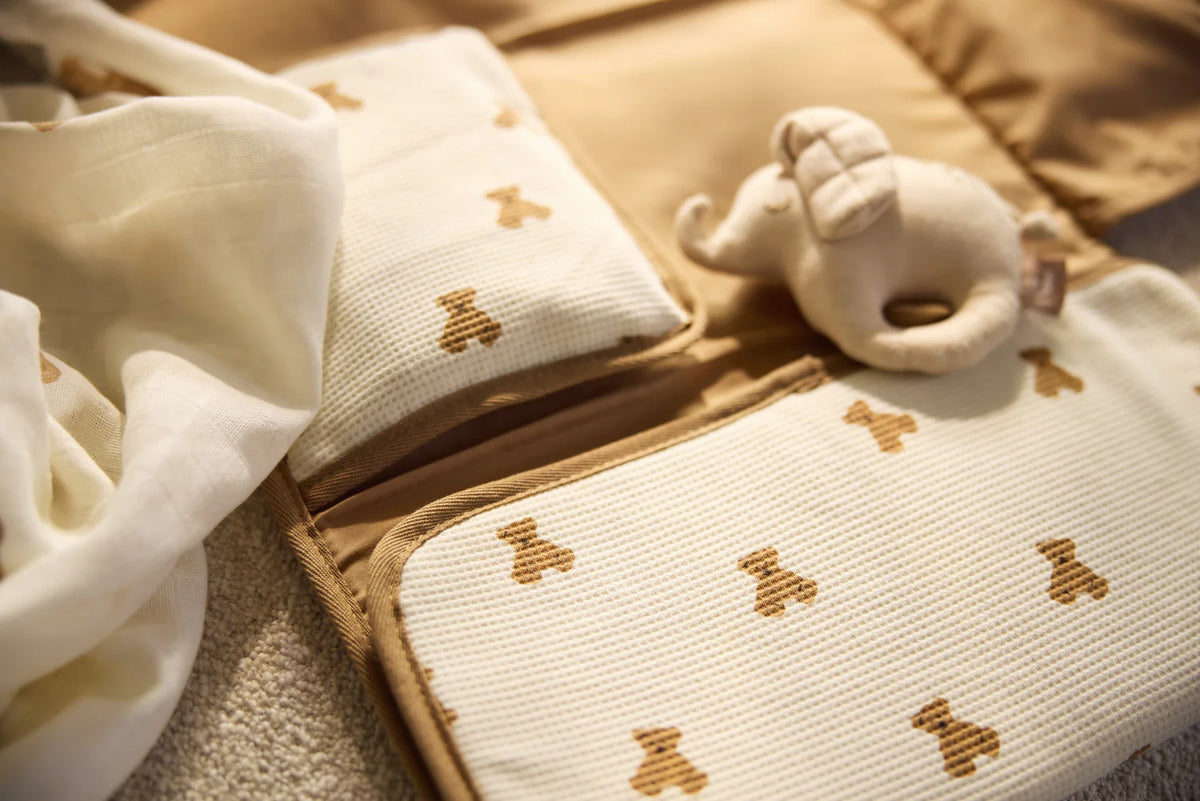 Découvrez le tapis à langer nomade Mini Teddy Bear : idéal pour changer bébé partout, compact, confortable et facile à nettoyer. Un indispensable pour les sorties et la valise maternité !