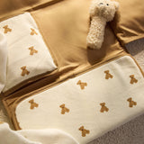 Découvrez le tapis à langer nomade Mini Teddy Bear : idéal pour changer bébé partout, compact, confortable et facile à nettoyer. Un indispensable pour les sorties et la valise maternité !