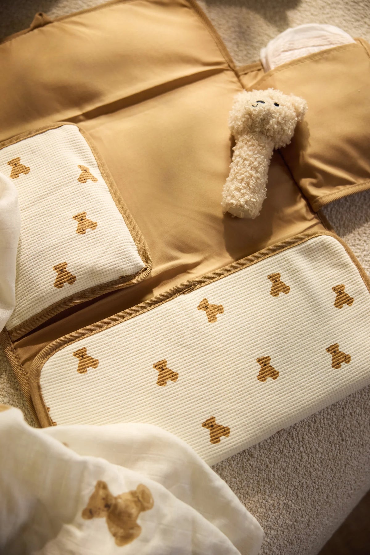 Découvrez le tapis à langer nomade Mini Teddy Bear : idéal pour changer bébé partout, compact, confortable et facile à nettoyer. Un indispensable pour les sorties et la valise maternité !