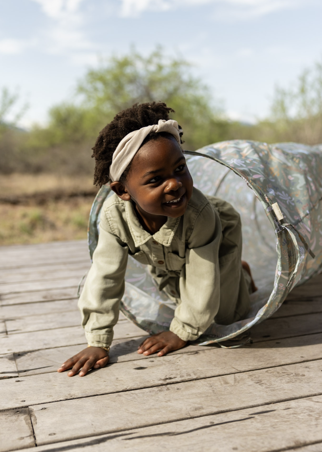 Tente de jeu avec tunnel Safari Friends. Cabane enfant ludique, facile à monter et idéale pour jouer et imaginer dès 2 ans. LITTLE DUTCH