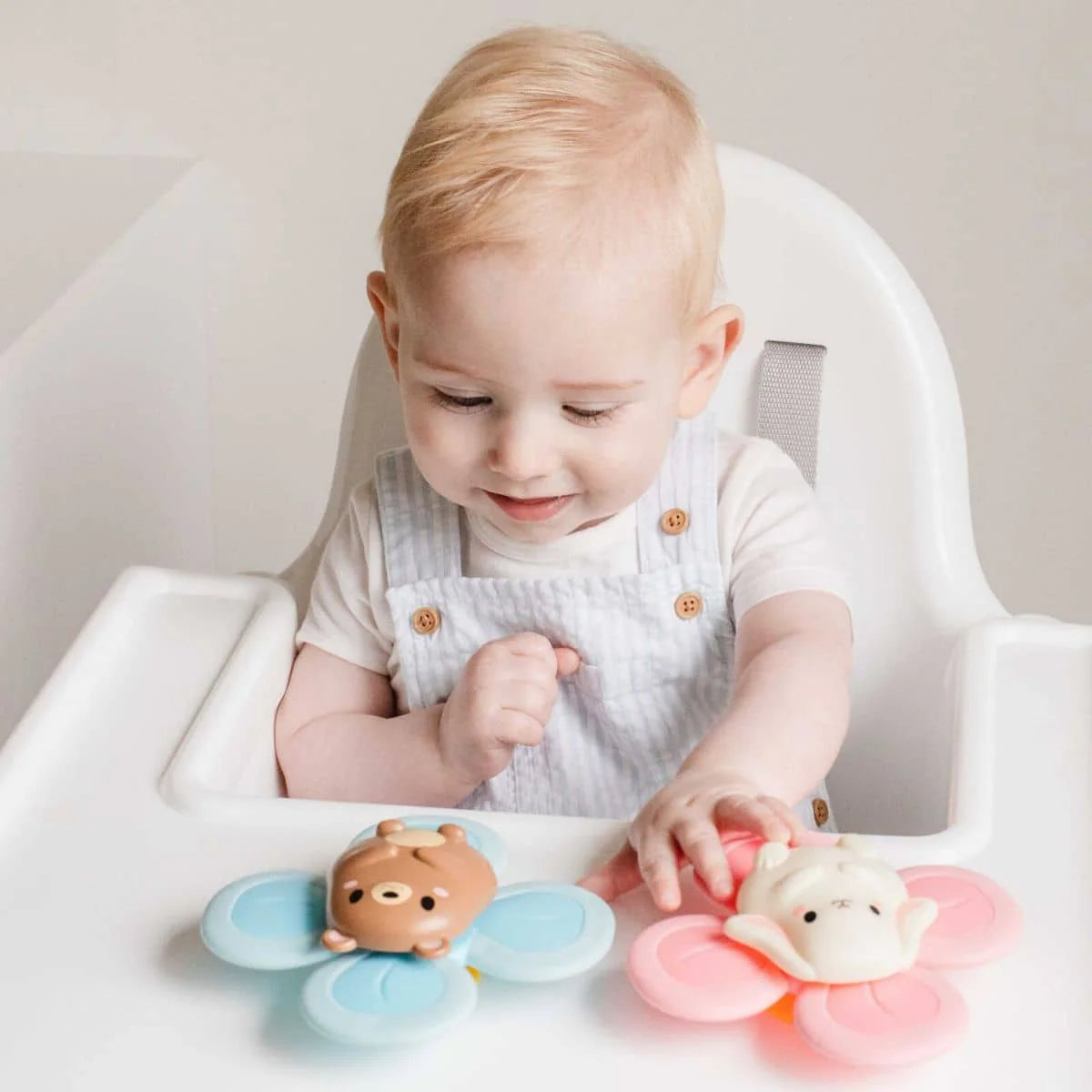 Stimulez les sens de votre bébé avec ce jouet ours rotatif ! Rotation à 4 palettes, ventouse solide, motricité fine et apprentissage par cause à effet. Dès 6 mois.