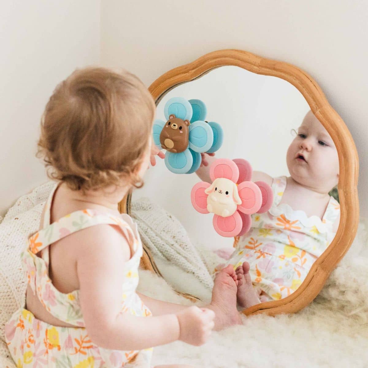 Stimulez les sens de votre bébé avec ce jouet ours rotatif ! Rotation à 4 palettes, ventouse solide, motricité fine et apprentissage par cause à effet. Dès 6 mois.