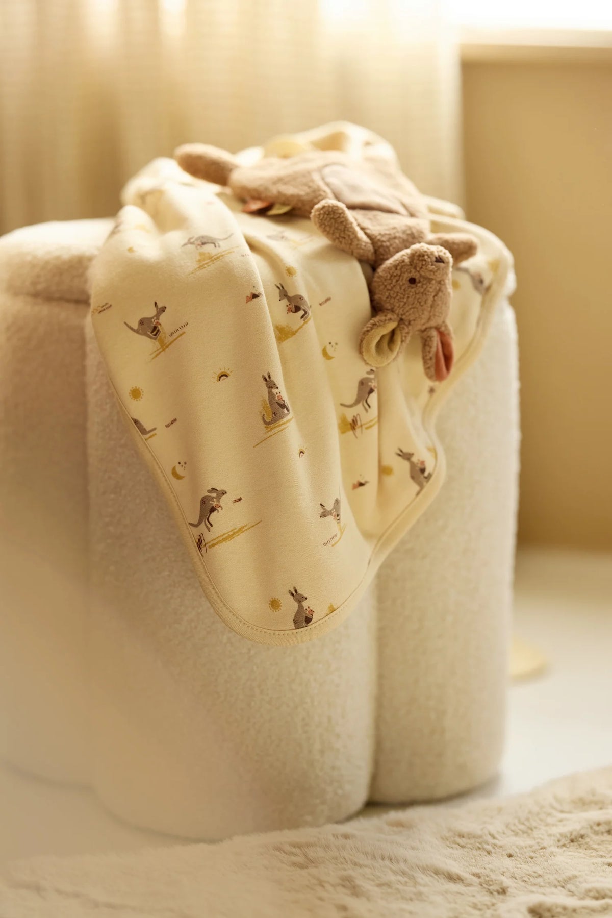 Attache tétine bébé kangourou douce et légère. Attache sucette pratique, rassurante et facile à attraper pour bébé. Idéale dès la naissance.