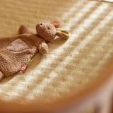 Attache tétine bébé kangourou douce et légère. Attache sucette pratique, rassurante et facile à attraper pour bébé. Idéale dès la naissance.