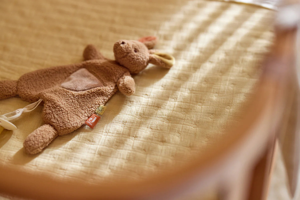 Attache tétine bébé kangourou douce et légère. Attache sucette pratique, rassurante et facile à attraper pour bébé. Idéale dès la naissance.