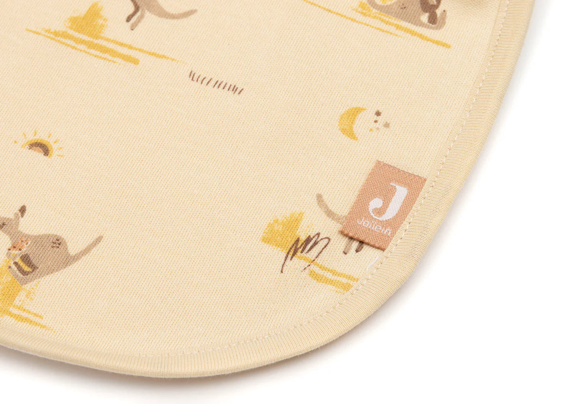Lot de 5 bavoirs imperméables bébé avec velcro facile. Protégez les vêtements et facilitez l’habillage. Motifs Kangourous colorés et tendance, lavables à 40 °C.