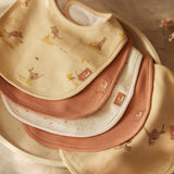 Lot de 5 bavoirs imperméables bébé avec velcro facile. Protégez les vêtements et facilitez l’habillage. Motifs Kangourous colorés et tendance, lavables à 40 °C.