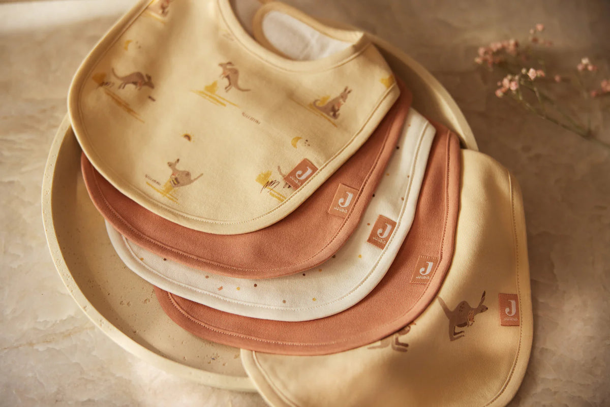 Lot de 5 bavoirs imperméables bébé avec velcro facile. Protégez les vêtements et facilitez l’habillage. Motifs Kangourous colorés et tendance, lavables à 40 °C.