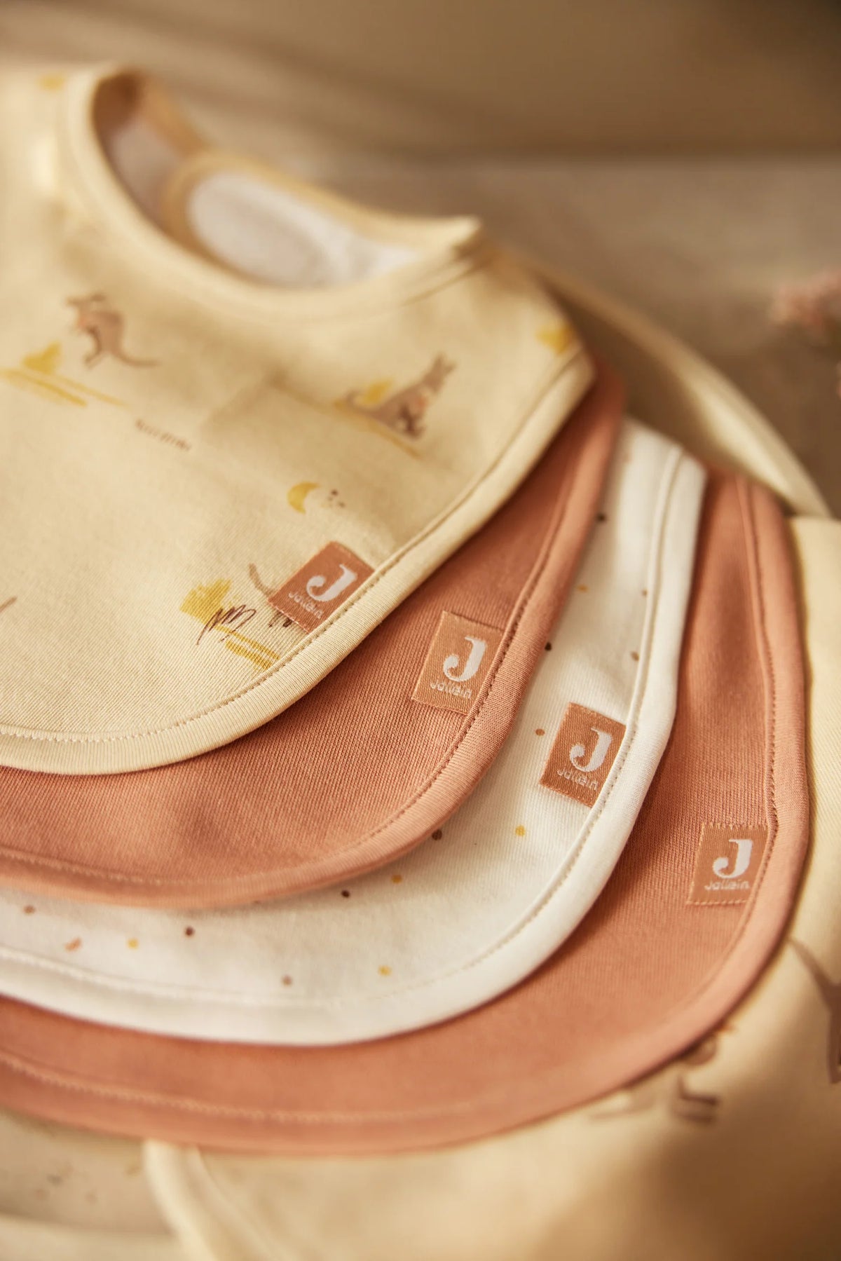 Lot de 5 bavoirs imperméables bébé avec velcro facile. Protégez les vêtements et facilitez l’habillage. Motifs Kangourous colorés et tendance, lavables à 40 °C.
