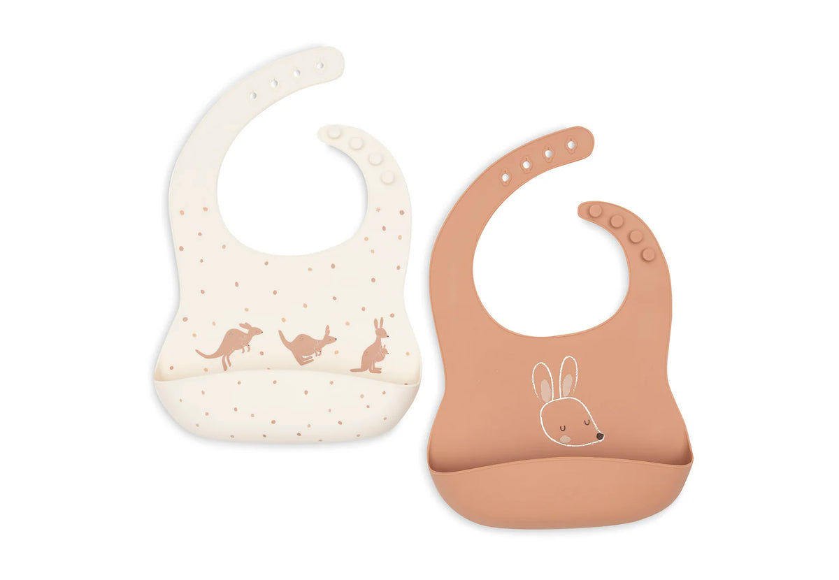 Lot de 2 bavoirs silicone pour bébé, sans BPA. Bac récupérateur et fermeture ajustable. Idéal pour les repas propres et amusants. Compatible lave-vaisselle.