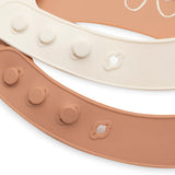 Lot de 2 bavoirs silicone pour bébé, sans BPA. Bac récupérateur et fermeture ajustable. Idéal pour les repas propres et amusants. Compatible lave-vaisselle.