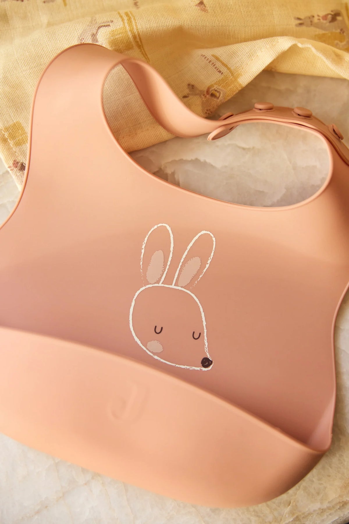 Lot de 2 bavoirs silicone pour bébé, sans BPA. Bac récupérateur et fermeture ajustable. Idéal pour les repas propres et amusants. Compatible lave-vaisselle.