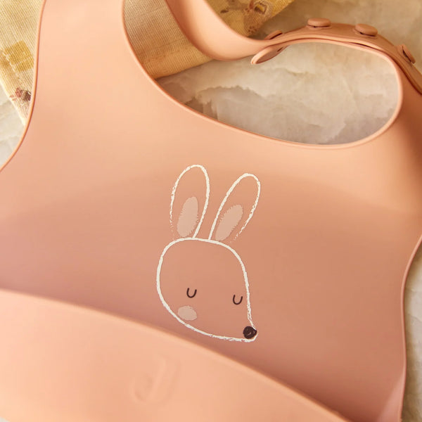 Lot de 2 bavoirs silicone pour bébé, sans BPA. Bac récupérateur et fermeture ajustable. Idéal pour les repas propres et amusants. Compatible lave-vaisselle.