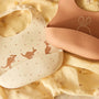 Lot de 2 bavoirs silicone pour bébé, sans BPA. Bac récupérateur et fermeture ajustable. Idéal pour les repas propres et amusants. Compatible lave-vaisselle.