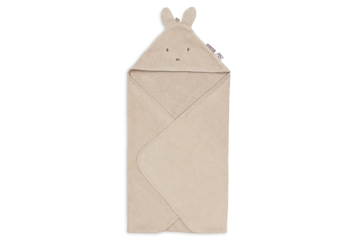 Cape de bain bébé Miffy 75x75cm, douce et ultra-absorbante. Capuche intégrée, éponge moelleuse et design réversible pour garder bébé bien au sec après le bain.