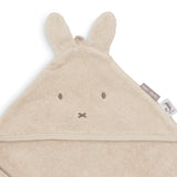 Cape de bain bébé Miffy 75x75cm, douce et ultra-absorbante. Capuche intégrée, éponge moelleuse et design réversible pour garder bébé bien au sec après le bain.
