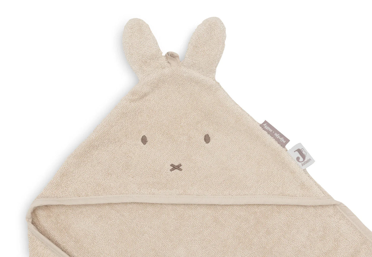 Cape de bain bébé Miffy 75x75cm, douce et ultra-absorbante. Capuche intégrée, éponge moelleuse et design réversible pour garder bébé bien au sec après le bain.