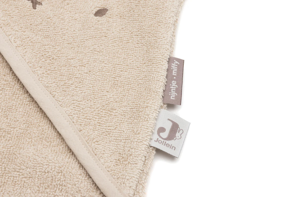 Cape de bain bébé Miffy 75x75cm, douce et ultra-absorbante. Capuche intégrée, éponge moelleuse et design réversible pour garder bébé bien au sec après le bain.