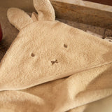 Cape de bain bébé Miffy 75x75cm, douce et ultra-absorbante. Capuche intégrée, éponge moelleuse et design réversible pour garder bébé bien au sec après le bain.