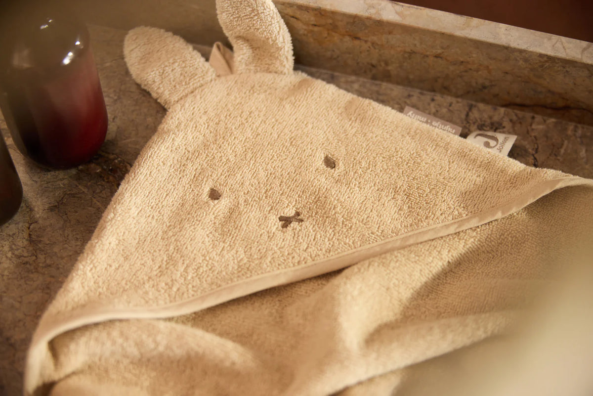 Cape de bain bébé Miffy 75x75cm, douce et ultra-absorbante. Capuche intégrée, éponge moelleuse et design réversible pour garder bébé bien au sec après le bain.