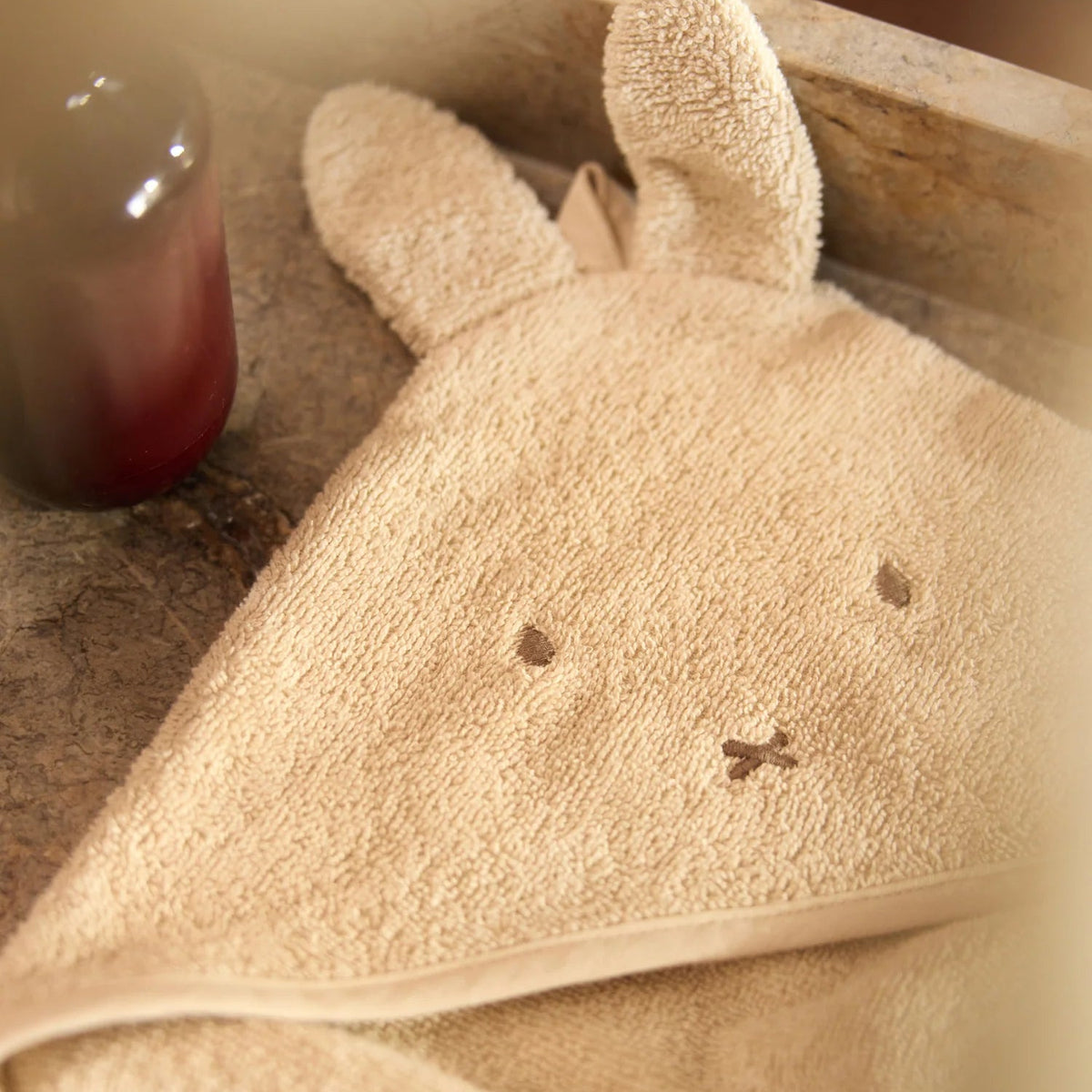 Cape de bain bébé Miffy 75x75cm, douce et ultra-absorbante. Capuche intégrée, éponge moelleuse et design réversible pour garder bébé bien au sec après le bain.