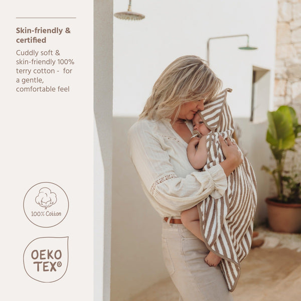 La cape de bain bébé rayée en éponge jacquard Meyco Baby associe douceur, absorption et élégance. Son tissage jacquard, sa boucle de suspension pratique et son format 75 × 75 cm en font un indispensable pour envelopper bébé de chaleur après chaque bain. Cape de bain bébé Meyco Baby en éponge jacquard rayée 75 × 75 cm, douce, absorbante et idéale pour garder bébé bien au chaud après le bain.