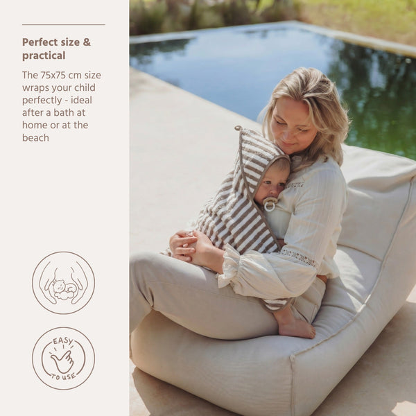 La cape de bain bébé rayée en éponge jacquard Meyco Baby associe douceur, absorption et élégance. Son tissage jacquard, sa boucle de suspension pratique et son format 75 × 75 cm en font un indispensable pour envelopper bébé de chaleur après chaque bain. Cape de bain bébé Meyco Baby en éponge jacquard rayée 75 × 75 cm, douce, absorbante et idéale pour garder bébé bien au chaud après le bain.