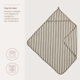 La cape de bain bébé rayée en éponge jacquard Meyco Baby associe douceur, absorption et élégance. Son tissage jacquard, sa boucle de suspension pratique et son format 75 × 75 cm en font un indispensable pour envelopper bébé de chaleur après chaque bain. Cape de bain bébé Meyco Baby en éponge jacquard rayée 75 × 75 cm, douce, absorbante et idéale pour garder bébé bien au chaud après le bain.