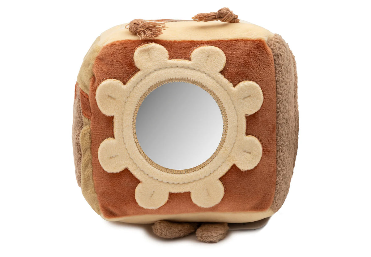 Cube d’activités bébé Kangourou avec miroir, grelots, tissu qui craque et figurines d’animaux. Stimule la motricité, l’éveil sensoriel et le jeu interactif.