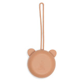 Étui à tétine en silicone sans BPA. Pratique, hygiénique et nomade, il protège la sucette de bébé en déplacement et s’accroche partout.
