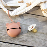 Étui à tétine en silicone sans BPA. Pratique, hygiénique et nomade, il protège la sucette de bébé en déplacement et s’accroche partout.
