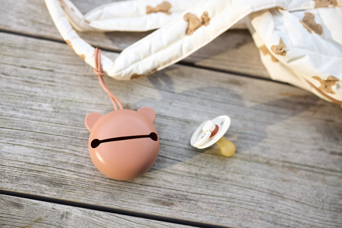 Étui à tétine en silicone sans BPA. Pratique, hygiénique et nomade, il protège la sucette de bébé en déplacement et s’accroche partout.