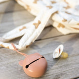 Étui à tétine en silicone sans BPA. Pratique, hygiénique et nomade, il protège la sucette de bébé en déplacement et s’accroche partout.