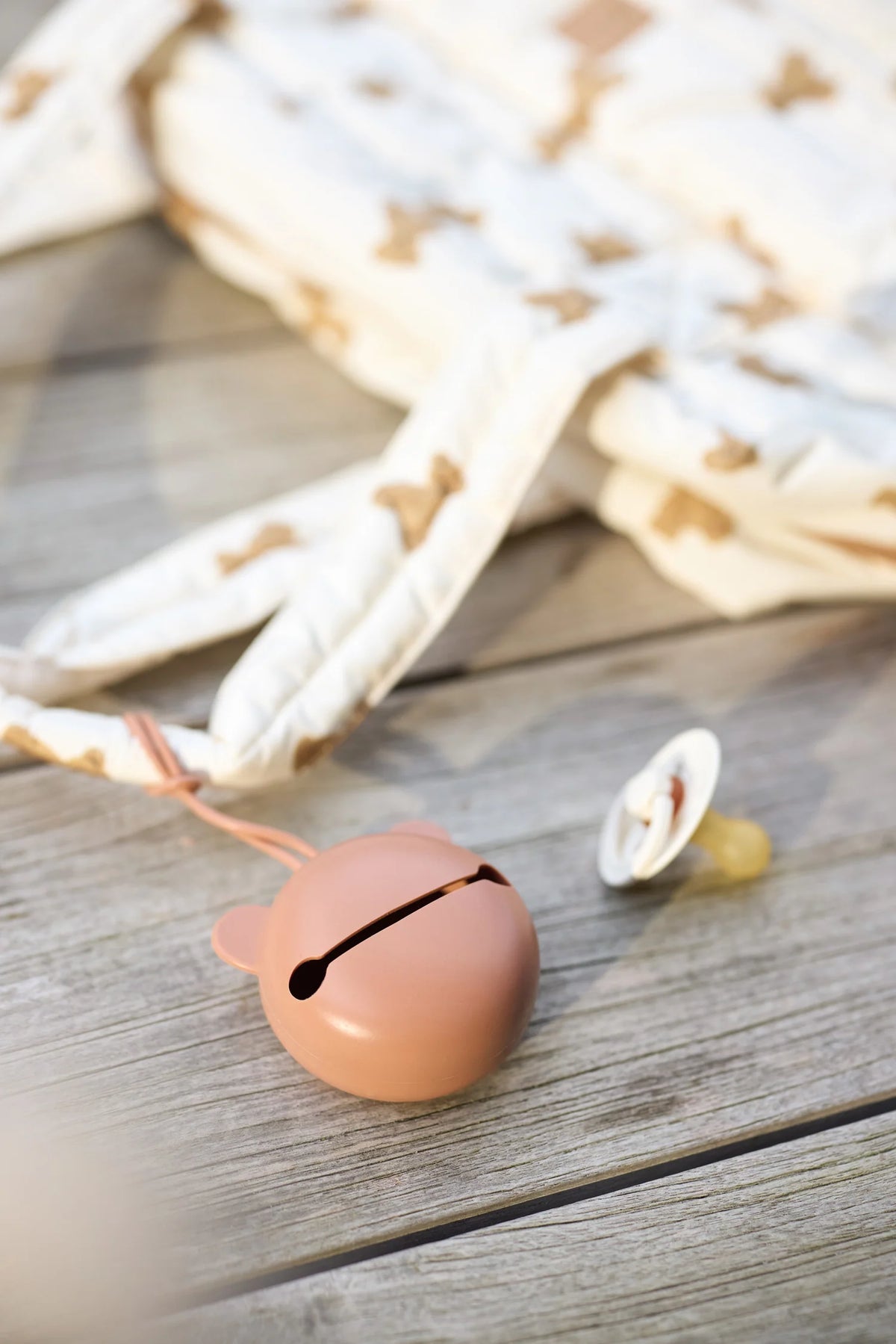 Étui à tétine en silicone sans BPA. Pratique, hygiénique et nomade, il protège la sucette de bébé en déplacement et s’accroche partout.