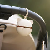 Étui à tétine en silicone sans BPA. Pratique, hygiénique et nomade, il protège la sucette de bébé en déplacement et s’accroche partout.
