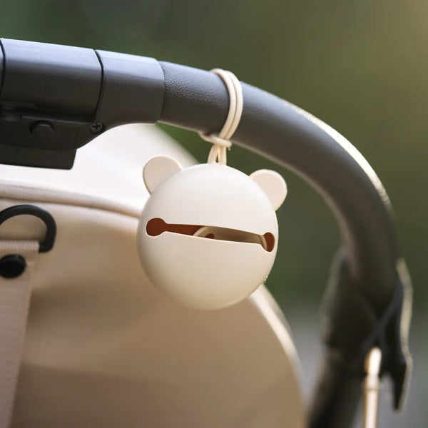Étui à tétine en silicone sans BPA. Pratique, hygiénique et nomade, il protège la sucette de bébé en déplacement et s’accroche partout.