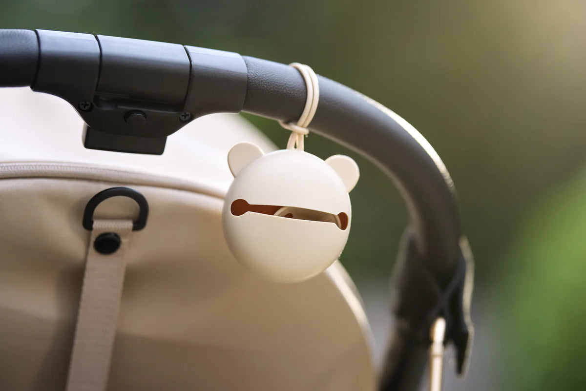 Étui à tétine en silicone sans BPA. Pratique, hygiénique et nomade, il protège la sucette de bébé en déplacement et s’accroche partout.