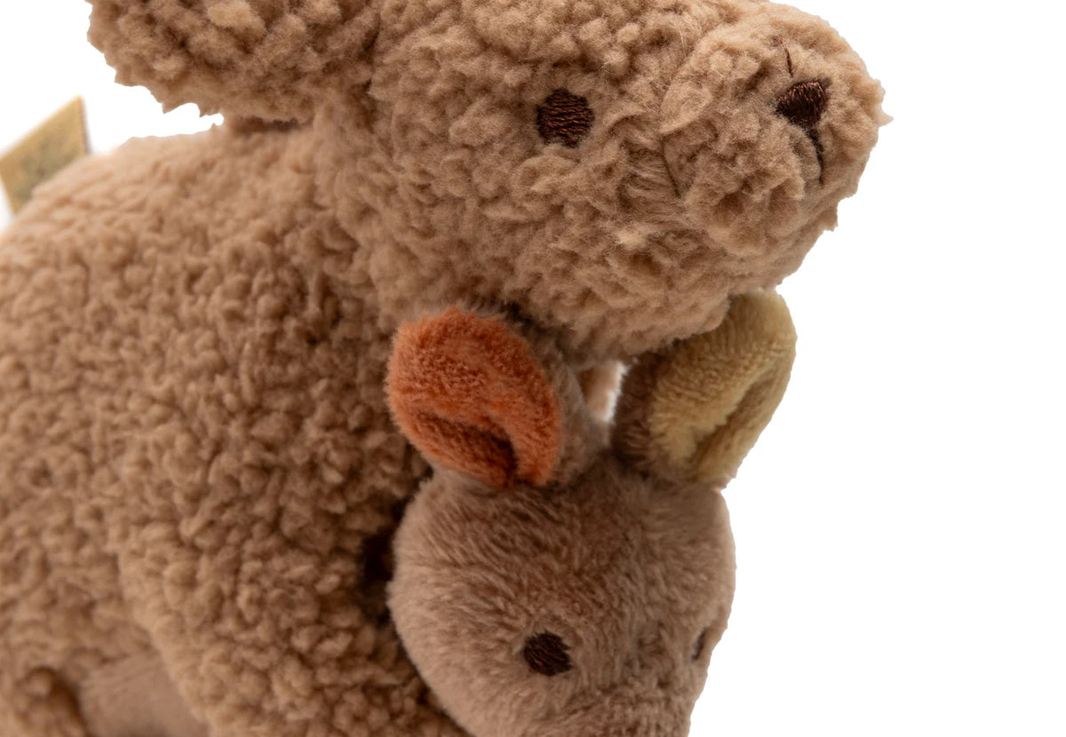 Jouet d’activités bébé kangourou à suspendre à la poussette. Doux, rassurant et sensoriel, idéal dès la naissance pour éveiller bébé en promenade.
